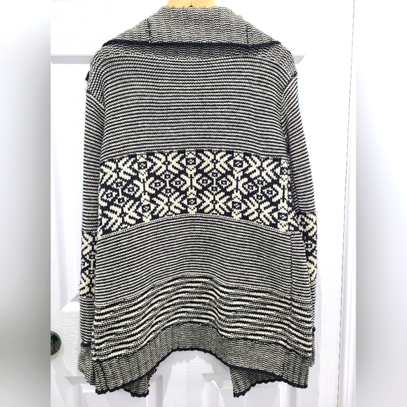 Open front knit cardigan from UK2LA. SIZE Large. - Picture 2 of 4